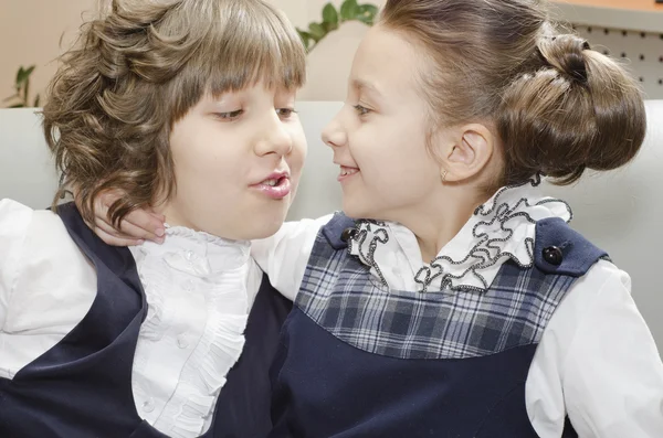 Due giovani belle ragazze in parrucchiere — Foto Stock