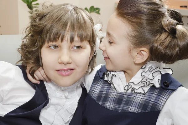 Two young pretty girls in hairdresser's — Stock Photo, Image