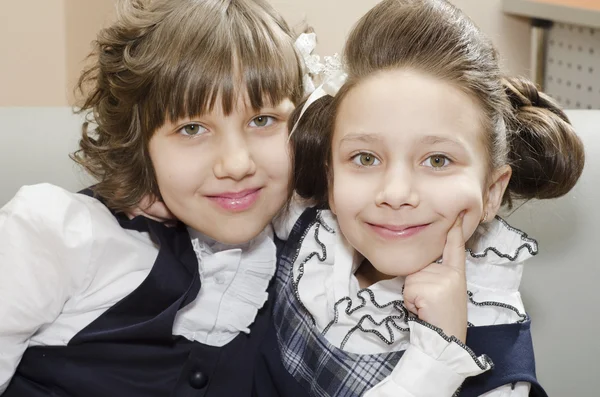 Two young pretty girls in hairdresser 's — стоковое фото
