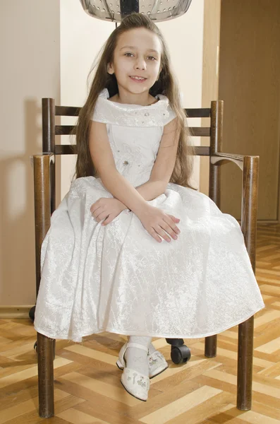 Genç güzel kız berber koltuğuna oturan — Stok fotoğraf