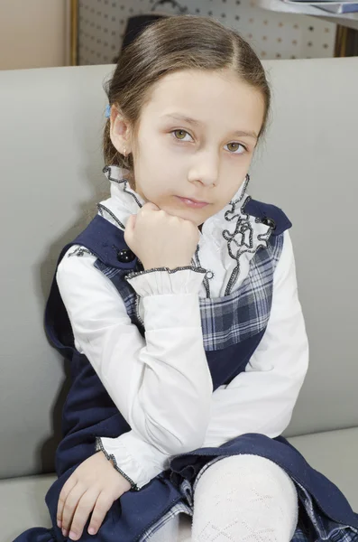 Retrato de menina bonita jovem no cabeleireiro — Fotografia de Stock