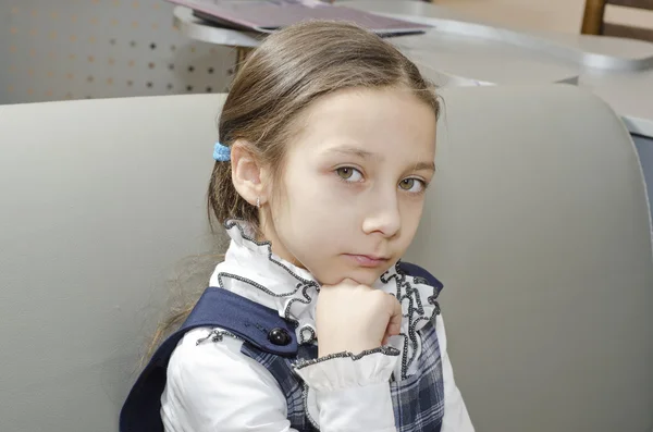 Retrato de menina bonita jovem no cabeleireiro — Fotografia de Stock