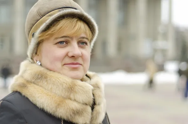 Porträt einer attraktiven Frau in Winterkleidung — Stockfoto