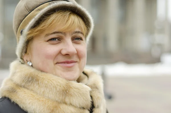 Retrato de mulher atraente em pano de inverno ao ar livre — Fotografia de Stock