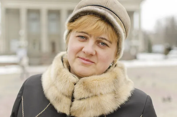 Retrato de mulher atraente em pano de inverno ao ar livre — Fotografia de Stock