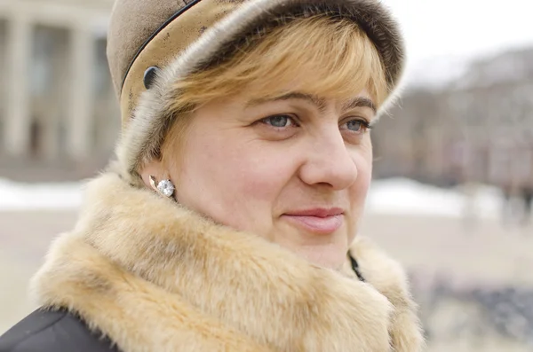 Retrato de mulher atraente em pano de inverno ao ar livre — Fotografia de Stock