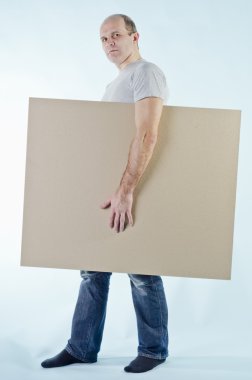 Mavi backgro kelimeleri koymak için boş tablo tutan adam portresi