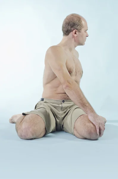 yoga pose içinde oturup güçlü bir adam portresi
