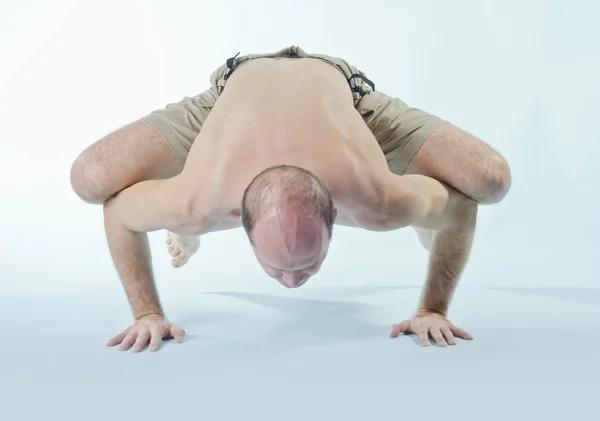 Yoga pose içinde oturup güçlü bir adam portresi — Stok fotoğraf