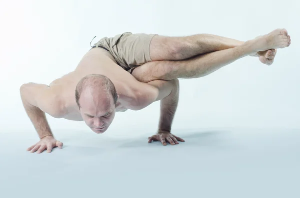 yoga pose içinde oturup güçlü bir adam portresi