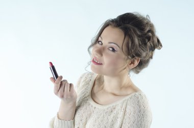 beyaz zemin üzerine ruj genç güzel kız portresi