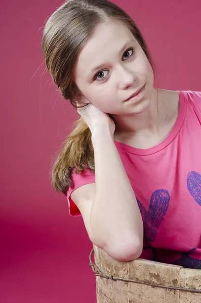 Retrato de niña sentada en barril —  Fotos de Stock