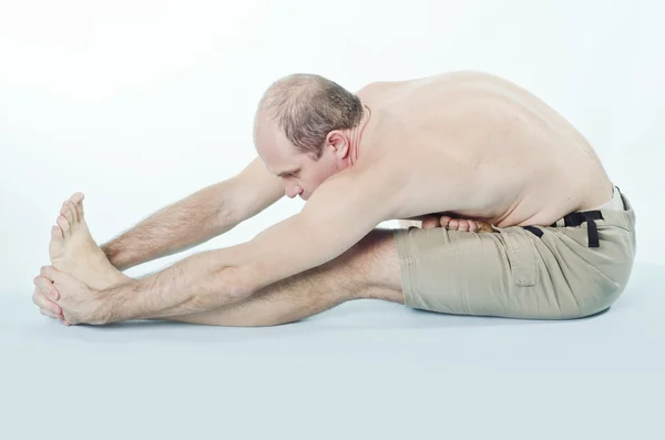 yoga asana yaparken güçlü bir adam portresi