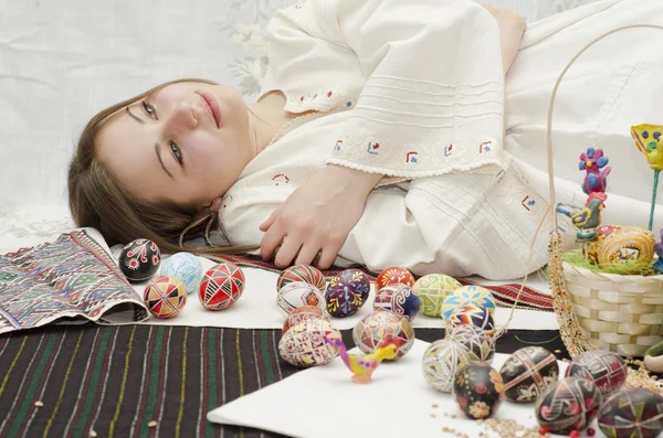 boyanmış Paskalya yumurtası ile güzel kız portresi