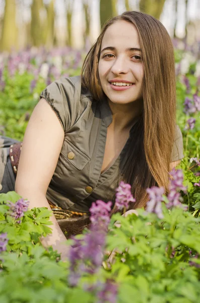 Retrato de hermosa chica sonriente en corydalis — Foto de Stock