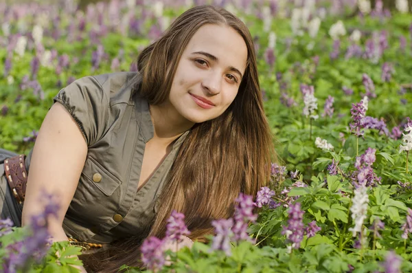 Retrato de hermosa chica en corydalis —  Fotos de Stock