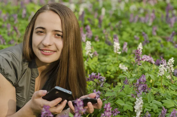 corydalis iki cep telefonlarına ile güzel kız
