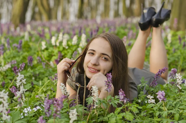 Ritratto di bella ragazza con occhiali da sole in corydalis — Foto Stock