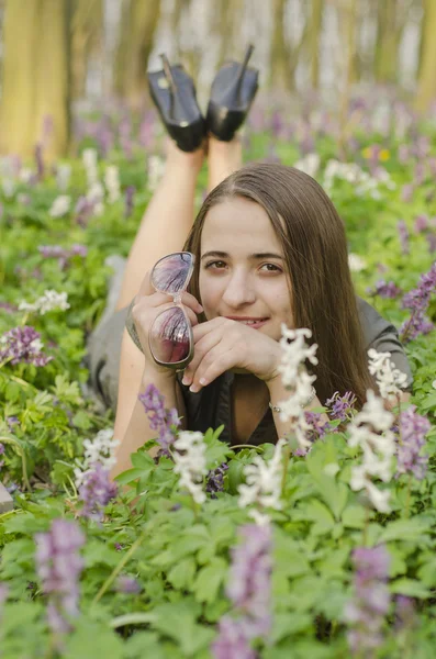 Porträt eines schönen Mädchens mit Sonnenbrille in Corydalis — Stockfoto