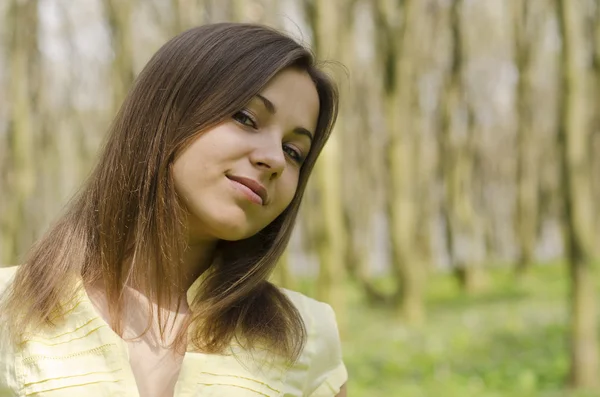 Portrait of beautiful girl in spring forest — Stock Photo, Image