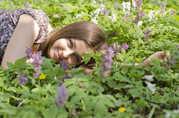 Retrato de hermosa chica entre corydalis —  Fotos de Stock