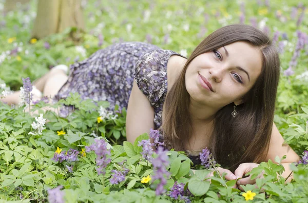 Retrato de menina bonita entre corydalis — Fotografia de Stock