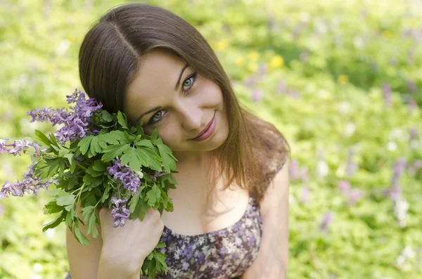 Portret van mooi meisje met bloem van papaver in haar — Stockfoto