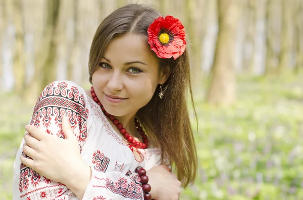 Portret van mooi meisje met bloem van papaver in haar — Stockfoto