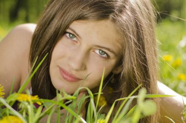 dandelions ile güzel kız portresi