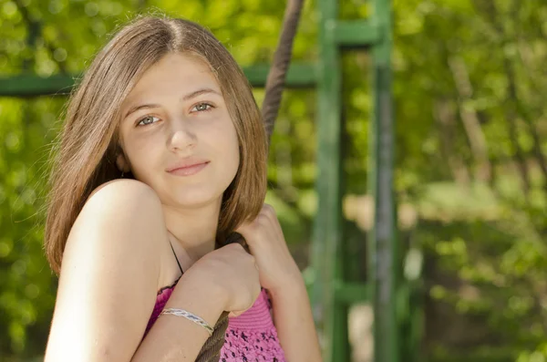 Portret van mooi lachende meisje in park — Stockfoto