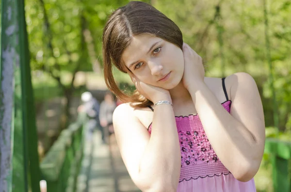 Retrato de bela menina sorridente no parque — Fotografia de Stock