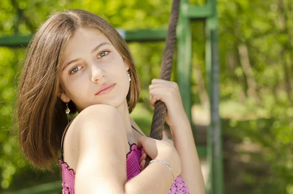 公園の美しい笑顔の少女の肖像画 — ストック写真