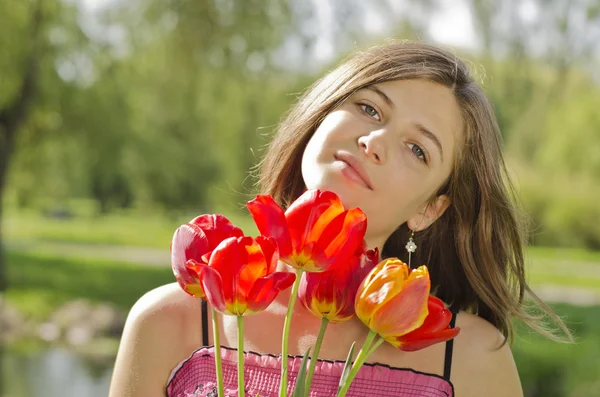 Portrét krásné dívky s tulipány — Stock fotografie