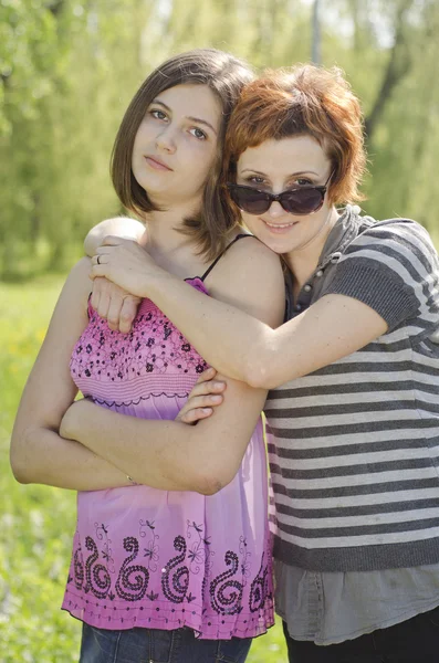 Portrait of mother and daughter in park — Stock Photo, Image