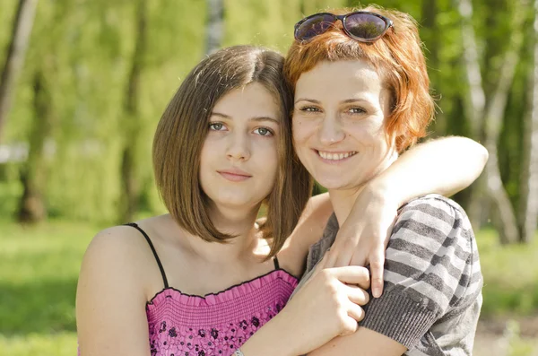 Portrait of mother and daughter in park — Stock Photo, Image