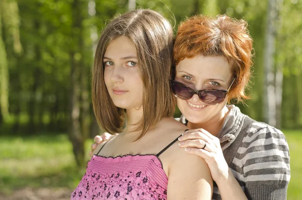 Portret van moeder en dochter in park — Stockfoto