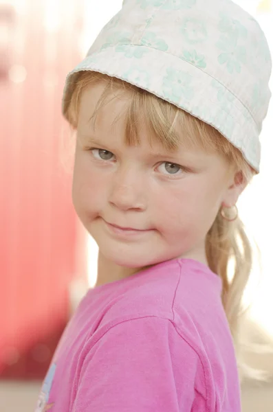 Portret van mooi schattig meisje in zonlicht — Stockfoto