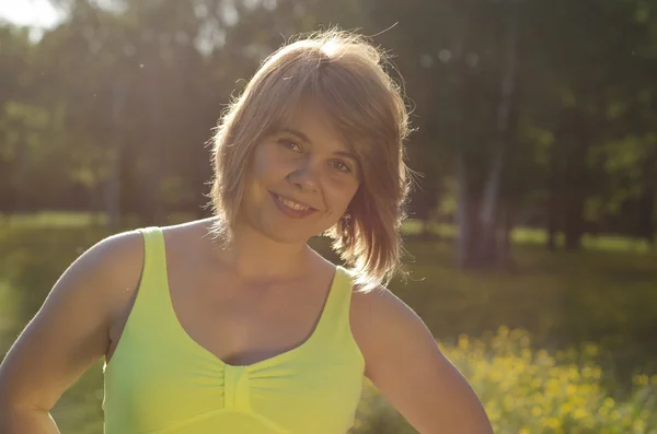 Portret van mooi meisje in zonsondergang licht — Stockfoto