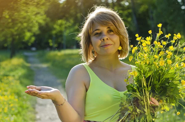 Gyönyörű lány buttercup és üres palm portréja — Stock Fotó