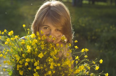 güzel kız çiçek (buttercup) günbatımı ışık tutuyor