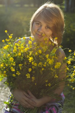 güzel kız çiçek (buttercup) günbatımı ışık tutuyor