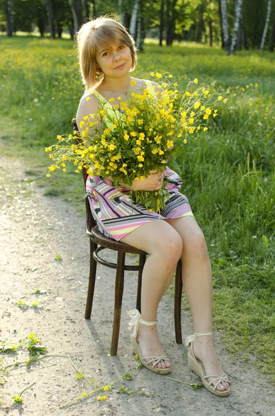 Krásná dívka drží v západu slunce světlo květina (Blatouch) — Stock fotografie