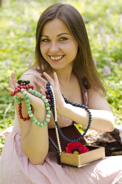 Hermosa chica sonriente con collares —  Fotos de Stock