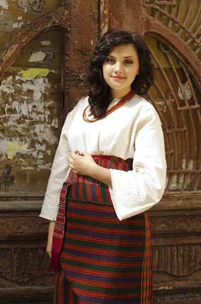 Retrato de hermosa joven en tela tradicional ucraniana — Foto de Stock