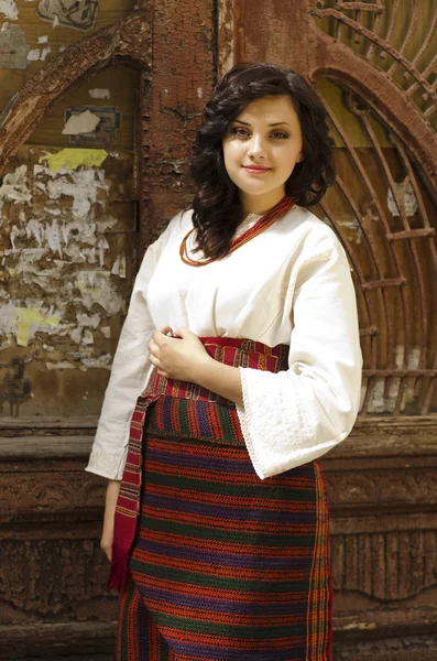 Retrato de menina bonita em pano ucraniano tradicional — Fotografia de Stock