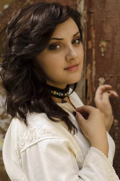 Retrato de hermosa joven en tela tradicional ucraniana —  Fotos de Stock