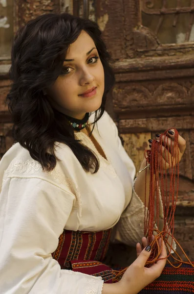 Retrato de hermosa joven en tela tradicional ucraniana — Foto de Stock