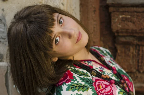 Ritratto di giovane bella ragazza in tessuto tradizionale ucraino su — Foto Stock