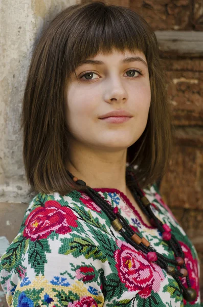 Retrato de niña hermosa en la tradición de tela ucraniana en —  Fotos de Stock