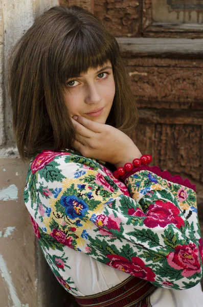 Retrato de niña hermosa en la tradición de tela ucraniana en — Foto de Stock